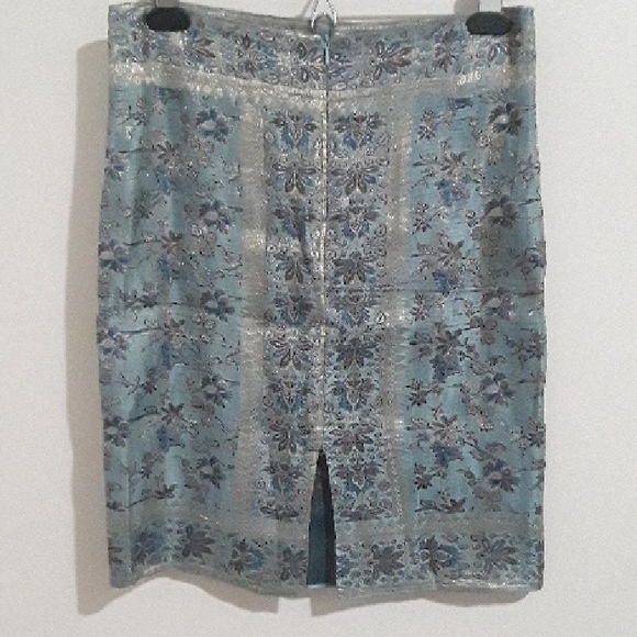 Chic Floral Pencil Skirt in Blue, Metallic Thread, Small, Vintage - Picture 3 of 8
